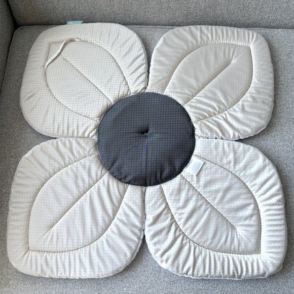 BLOOMING BABY | Lotus Bath - Sink Cushion for Newborn Bath Time - Picture 4 of 12